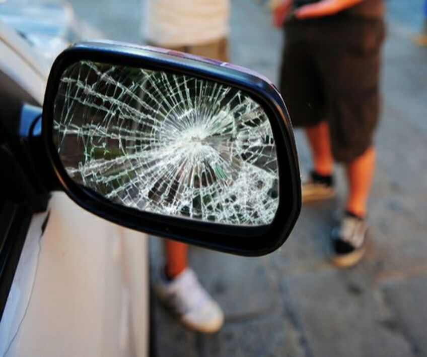 Specchietto dell'auto danneggiato