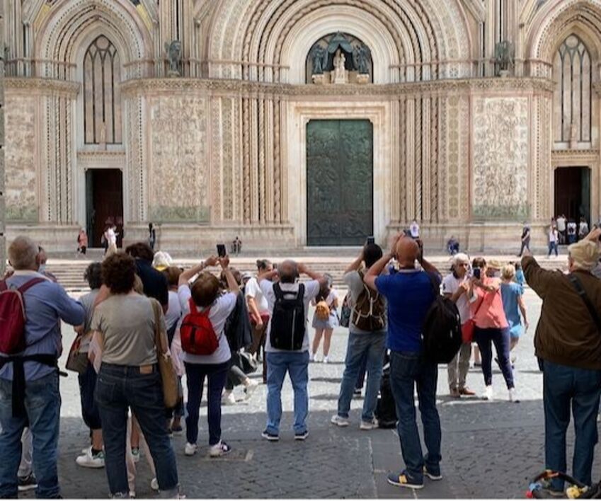 Turisti al duomo di Orvieto (foto d'archivio)