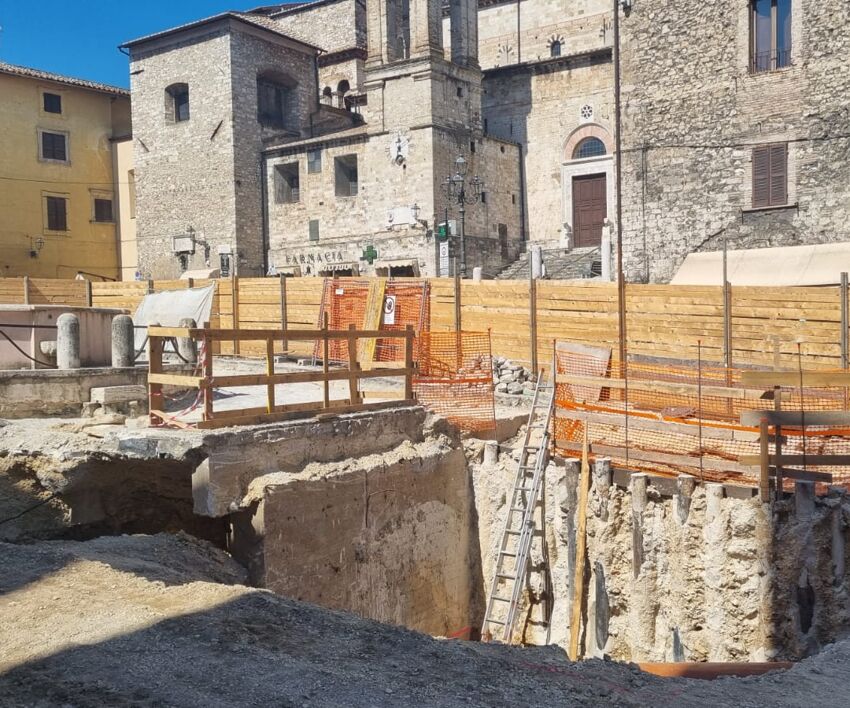 Lo scavo in piazza Garibaldi a Narni