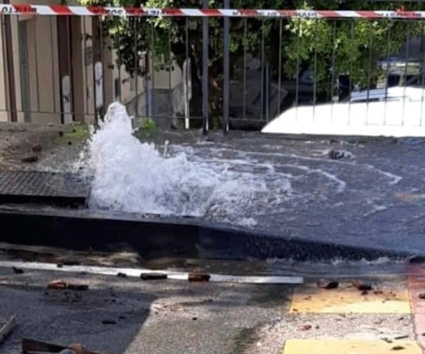 La perdita d'acqua in via Roma