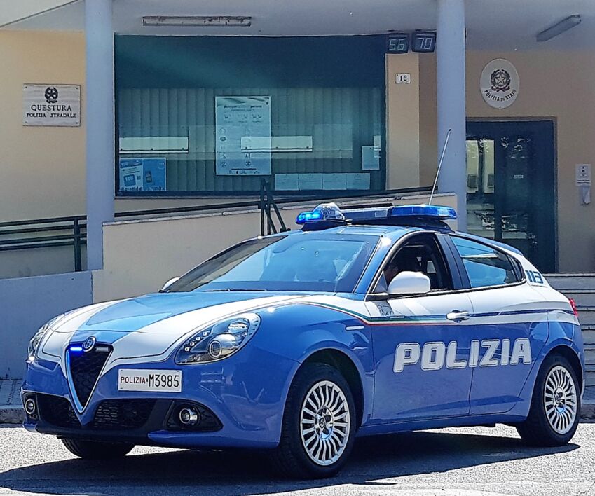 Auto polizia questura Terni