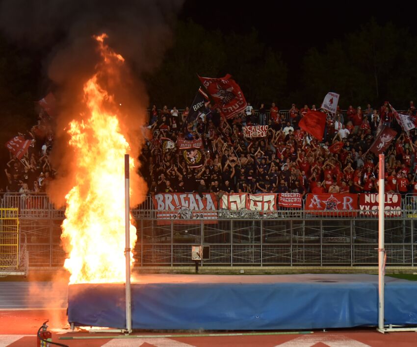 L'incendio causato dai tifosi del Perugia a Rimini