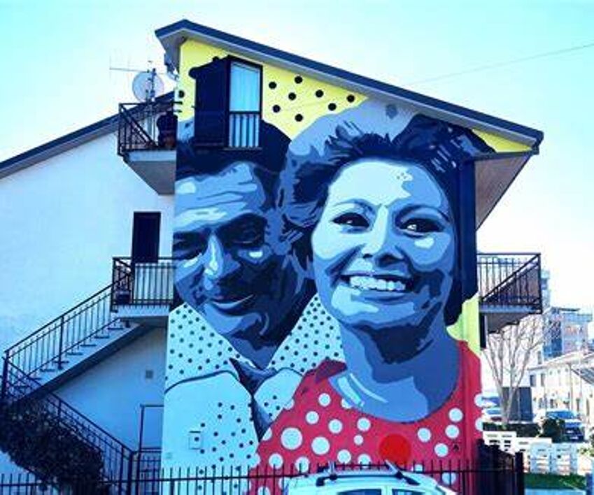 Il murale con Mastroianni e Loren