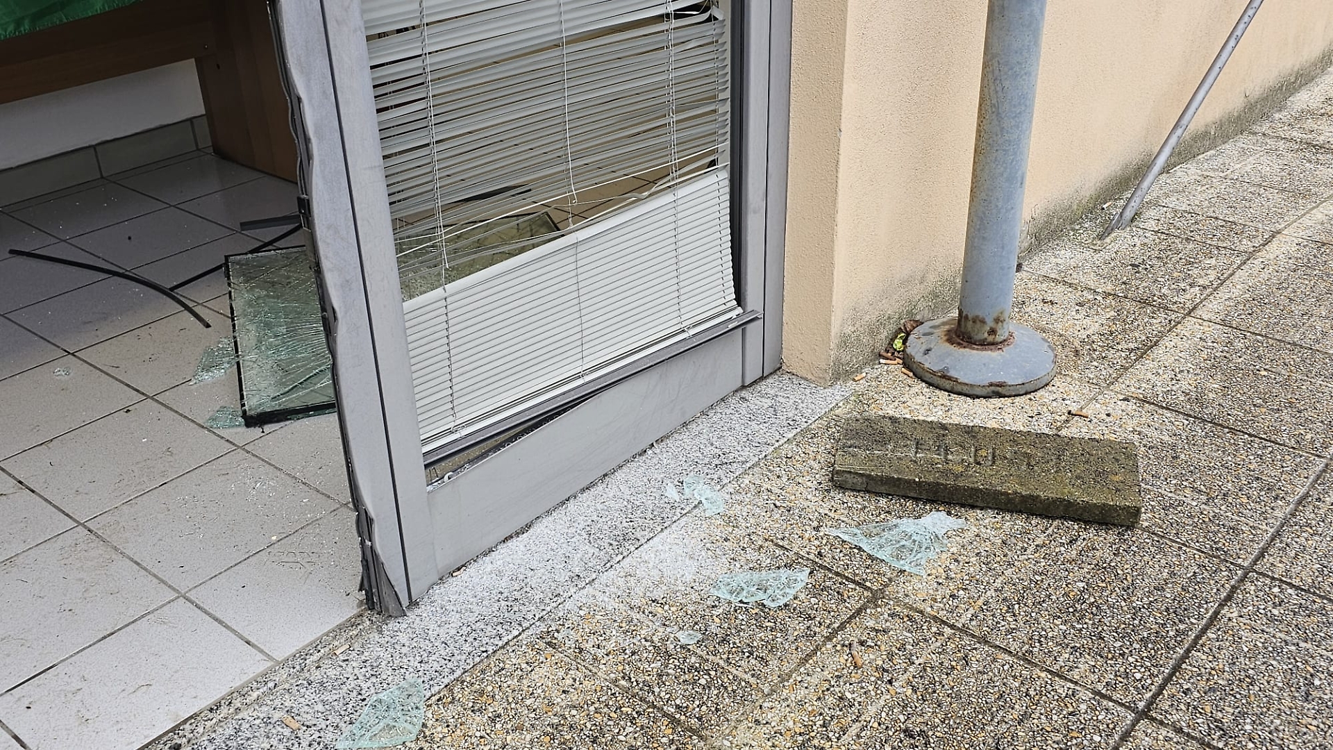 La porta sfondata dai ladri