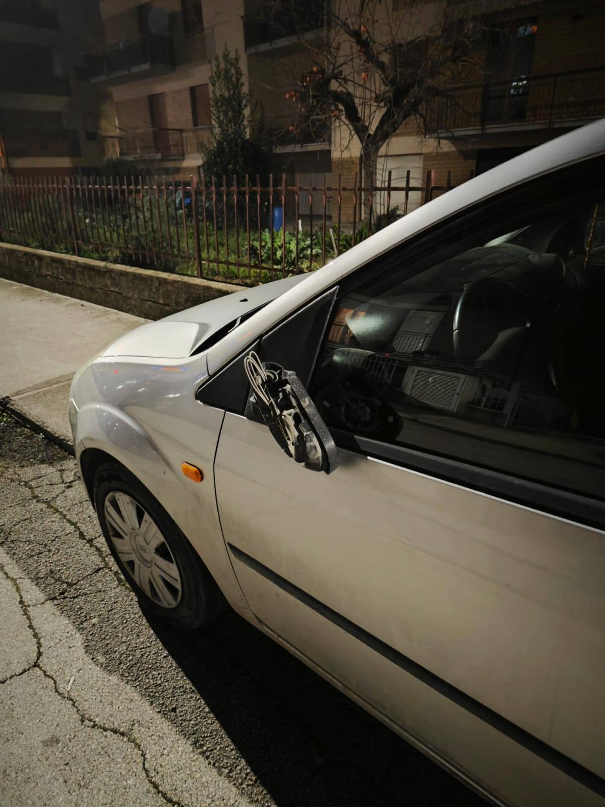 Un'altra auto vandalizzata