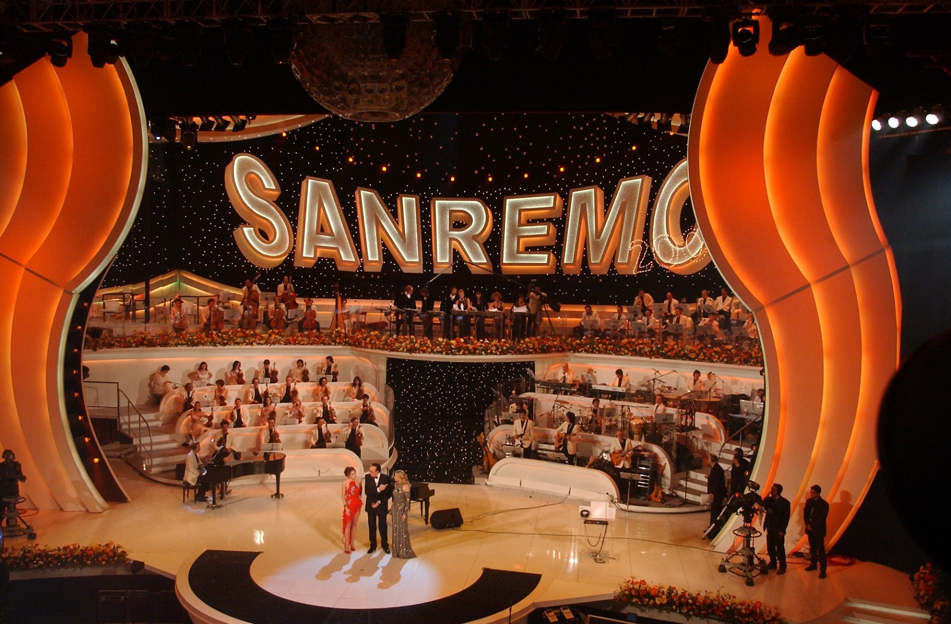 Panoramica del Palco del Teatro Ariston nel 2003 (foto LaPresse)