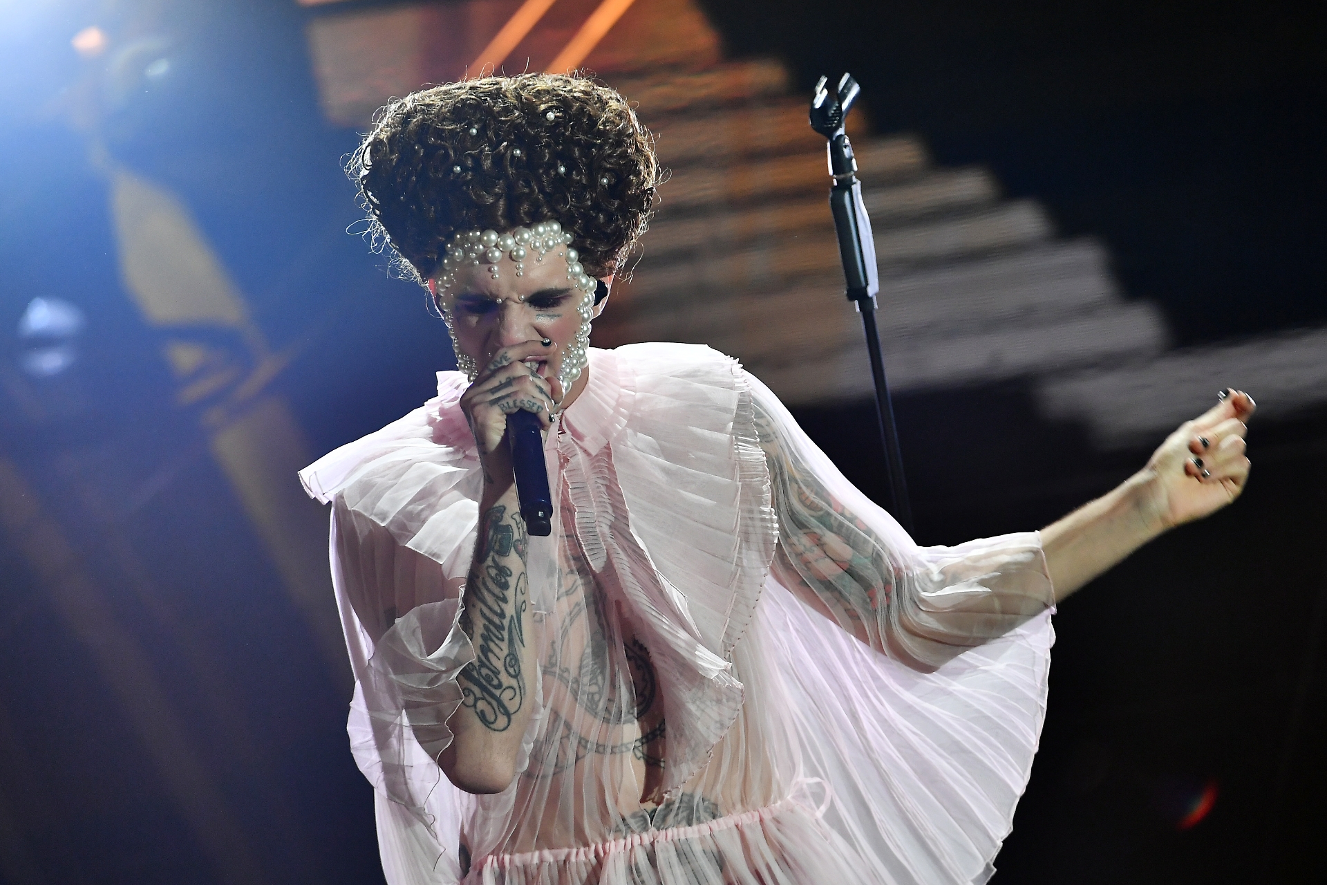 Achille Lauro nell'ultima serata di Sanremo 2020 vestito come la Regina Elisabetta I