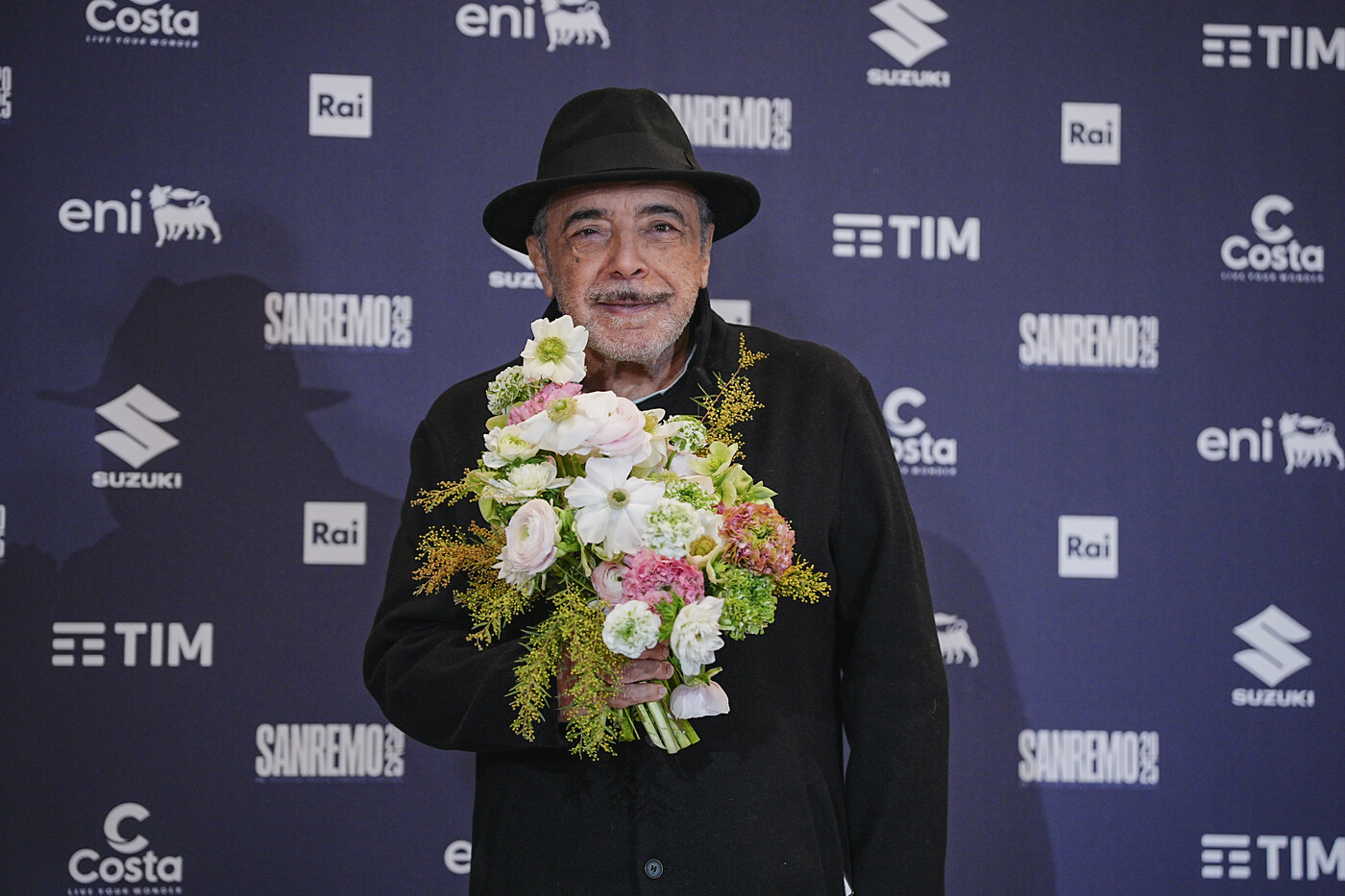 Nino Frassica con uno dei bouquet di Sanremo